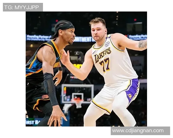 雷霆与湖人季后赛第三场激战回顾球星表现与战术分析